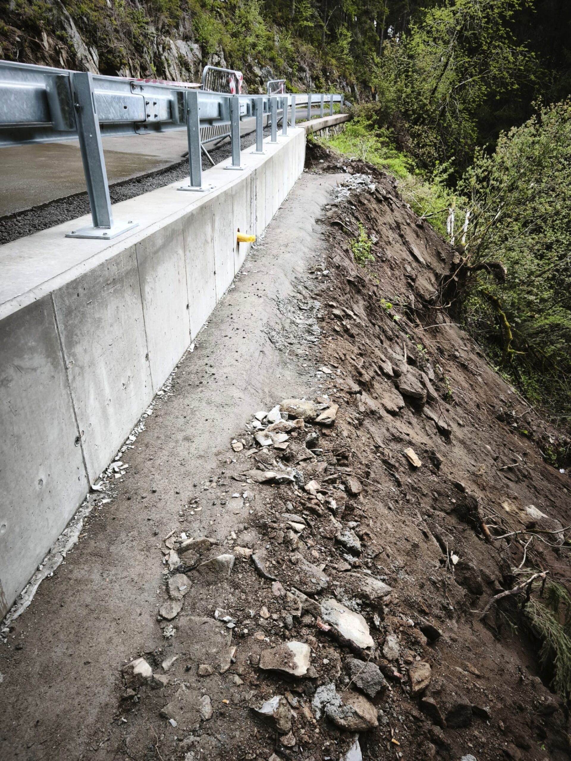 Obec Pec pod Sněžkou - Opěrná stěna
